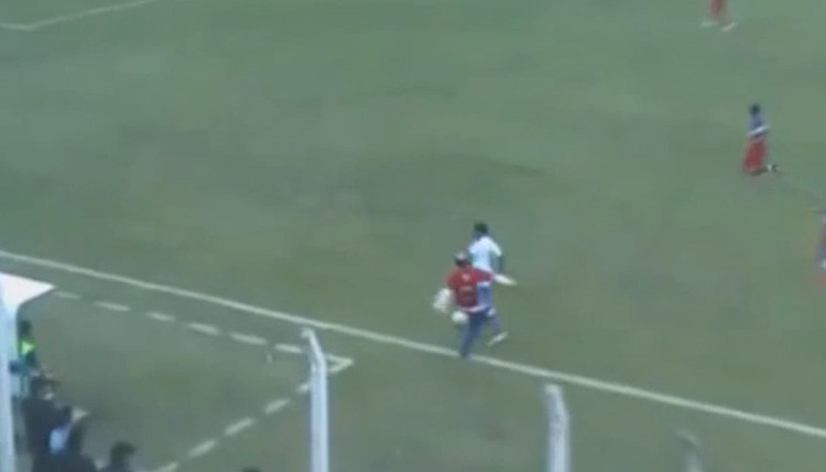 بالفيديو .. مدرب أرجنتيني يعرقل لاعب خصمه على خط التماس