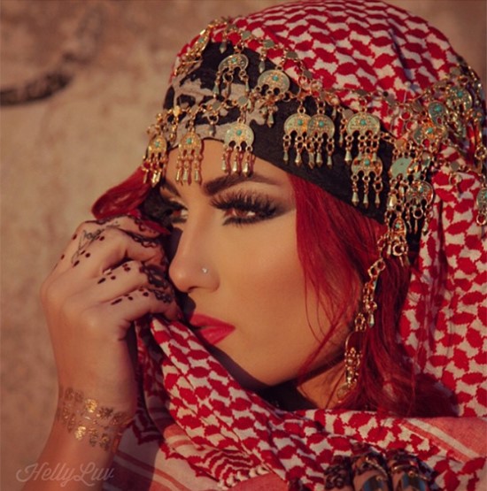 بالفيديو والصور.. كردية تشعل شبكات التواصل بأغانيها المقاومة لــ «داعش»