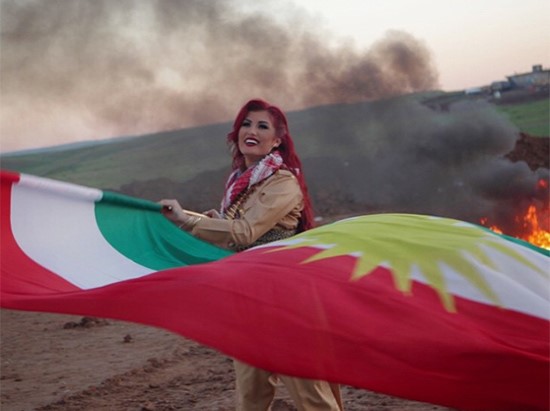 بالفيديو والصور.. كردية تشعل شبكات التواصل بأغانيها المقاومة لــ «داعش»