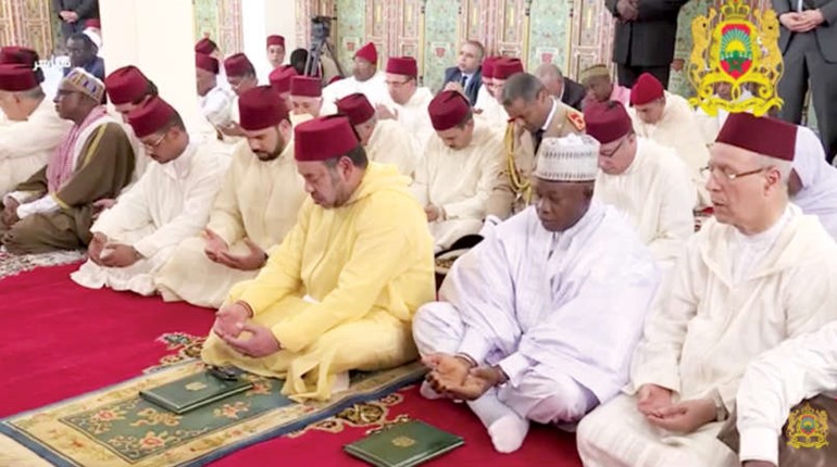  ويشارك في صلاة الجمعة بمركز التضامن الاسلامي