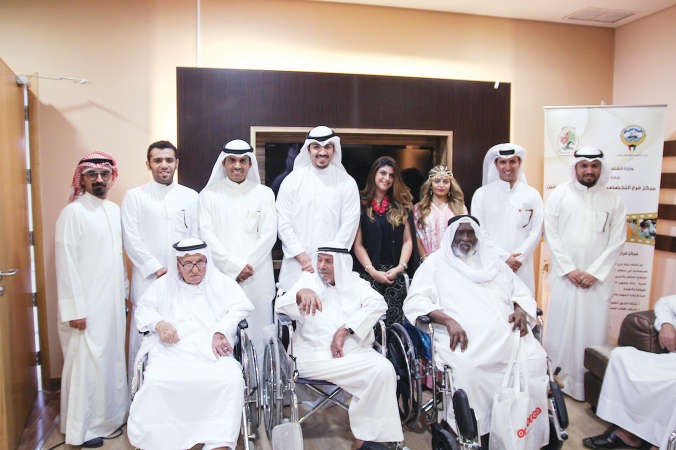 ممثلو الشركة في دار المسنين اول ايام العيد