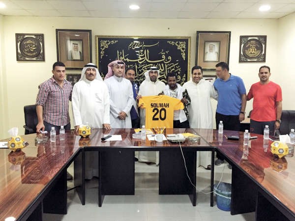 راشد البديح مع الغيني سيدوبا بعد توقيعه عقد انضمامه مع الاصفر﻿