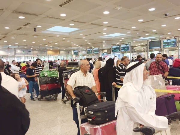 ازدحام كبير في صالة المغادرين بالمطار امس