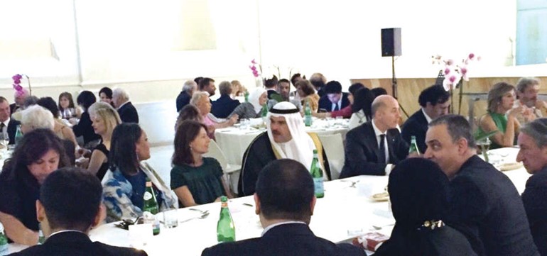 ممثل سمو رئيس مجلس الوزراء وزير الاعلام وزير الدولة لشؤون الشباب رئيس المجلس الوطني الشيخ سلمان الحمود وكبار الضيوف في مادبة العشاء 