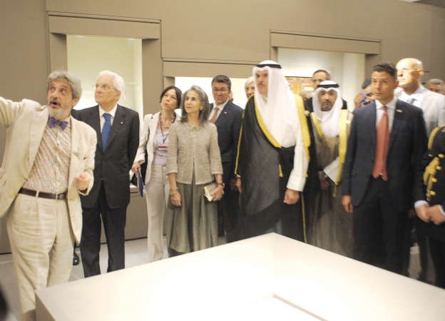 الرئيس الايطالي سيرجيو ماتاريللا والشيخ سلمان الحمود والشيخة حصة الصباح خلال افتتاح معرض الفن في الحضارة الاسلامية في روما 