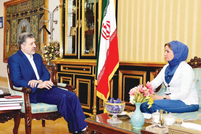 السفير الايراني دعلي رضا عنايتي متحدثا للزميلة هالة عمران شاوانافاس قاسم