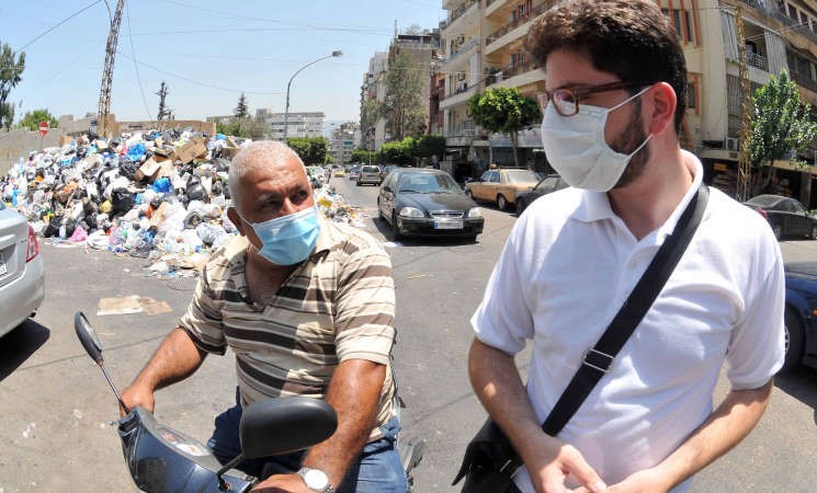 لبنانيون يرتدون كمامات لتفادي رائحة القمامة المكدسة بسبب ازمة النفايات محمود الطويل