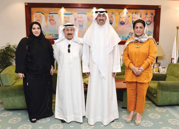 الشيخ فواز الخالد مستقبلا وفد جمعية الفنون التشكيلية