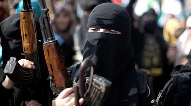 داعشية تتسبب بصراع دموي بين اثنين من مسلحي التنظيم ووفاة ملكة جمال داعش بسبب الاعتداءات الجنسية