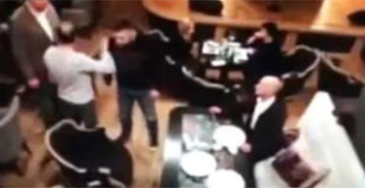 بالفيديو.. محاولة ترقيم فتاة تتحول لمعركة بالأسلحة البيضاء وإطلاق النار