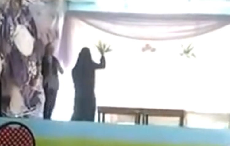 الفيديو.. «وصلة رقص» لفتاة منتقبة بإحدى الكافتيريات في مصر