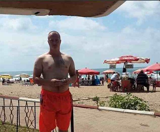 بالصور.. داعشي ينشر صوره بملابس البحر على أحد شواطئ تركيا