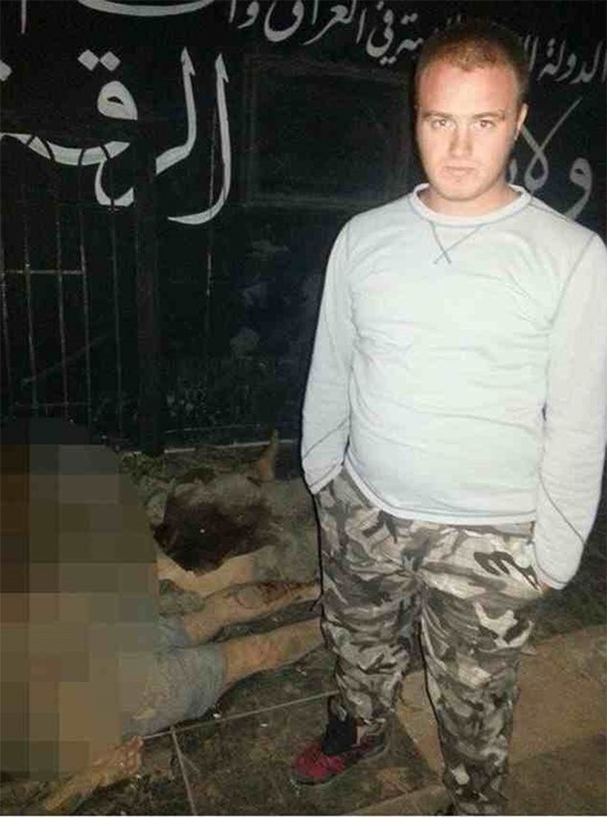 بالصور.. داعشي ينشر صوره بملابس البحر على أحد شواطئ تركيا