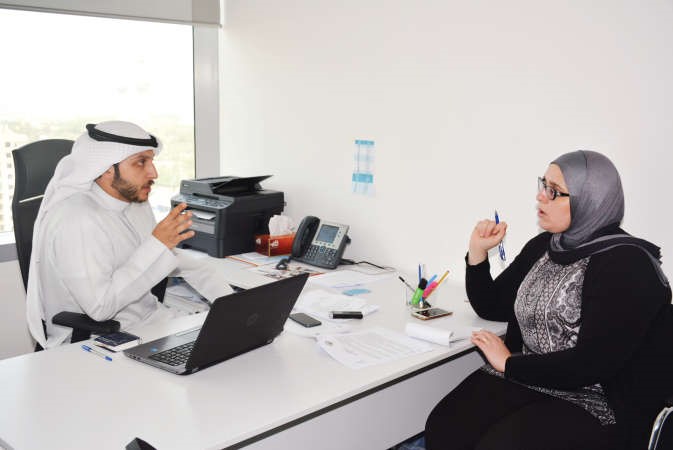 عبدالله الشطي متحثا للزميلة رندى مرعي ريليش كومار
