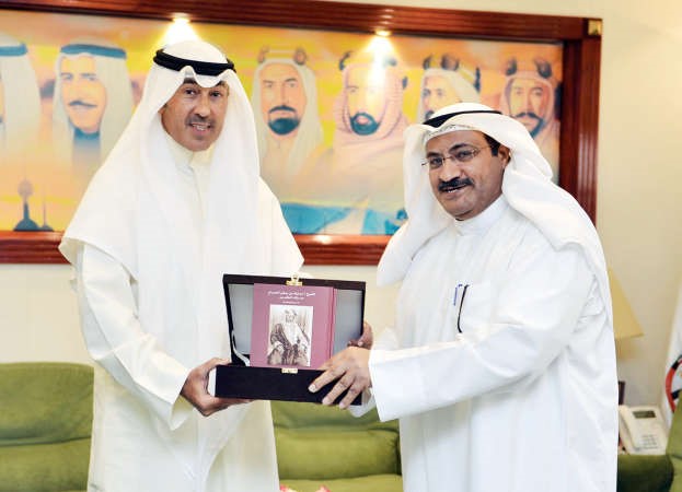 الشيخ فواز الخالد يتلقى نسخة الكتاب من الخلف﻿