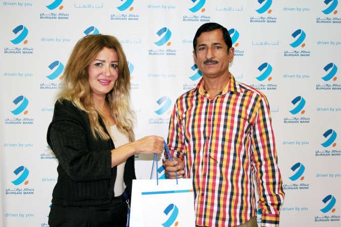 رئيس وحدة تصنيف العملاء شيرين جوري تسلم الفائز الجائزة