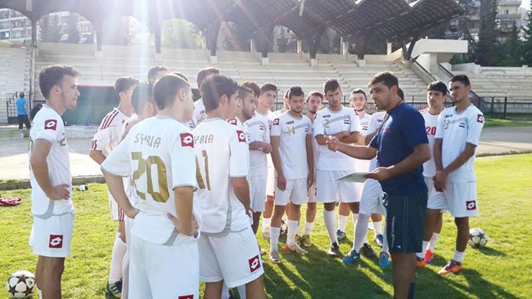 مدرب منتخب شباب سورية عمار الشمالي يوجه اللاعبين بالتدريب 