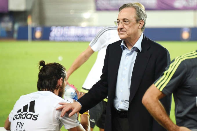 رئيس ريال مدريد فلورنتينو بيريز مرافقا لاعبيه في الصين