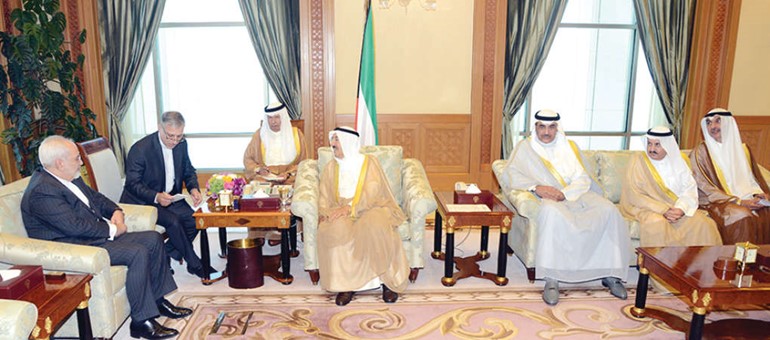 صاحب السمو الامير الشيخ صباح الاحمد مستقبلا دمحمد جواد ظريف بحضور الشيخ صباح الخالد والمستشار محمد ضيف الله شرار والسفير مجدي الظفيري والسفير احمد فهد الفهد