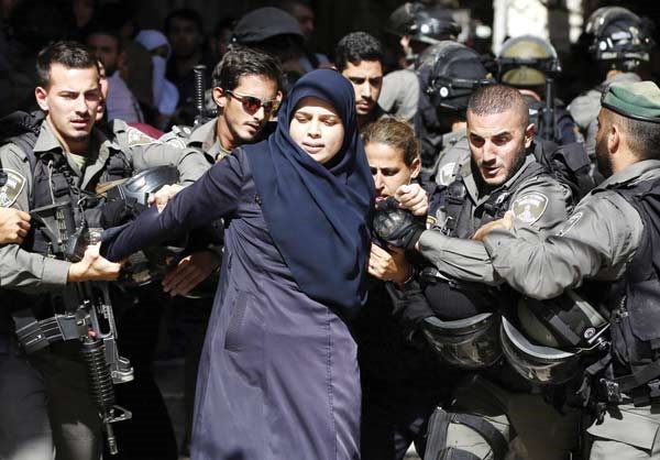 شرطة الاحتلال تعتقل فلسطينية كانت من بين المدافعين عن الاقصى خلال اقتحامه من قبل متطرفين يهود	 افپ