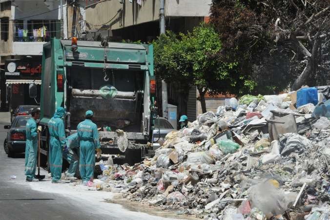 عربات القمامة تباشر ازالة النفايات المتراكمة في شوارع بيروت محمود الطويل 
