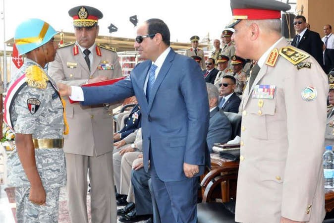 الرئيس المصري عبدالفتاح السيسي خلال تقليده احد الخريجين نوط الواجب امسالمصري اليوم 
