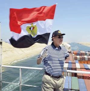 رئيس هيئة قناة السويس الفريق مهاب مميش ملوحا بعلم مصر خلال تفقده قناة السويس الجديدة امس الاول رويترز ﻿