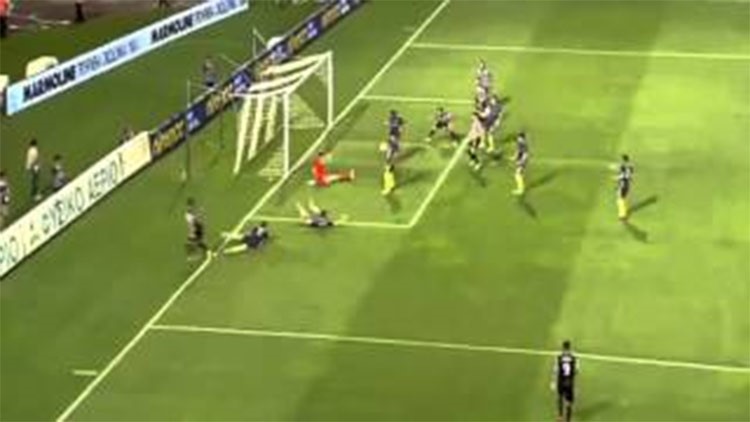بالفيديو.. مدافع يسجل هدفاً كوميدياً في مرماه