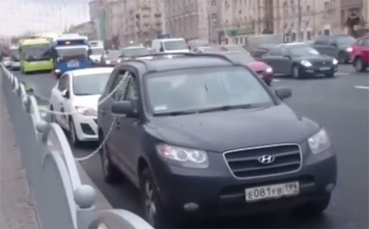 بالفيديو.. طريقة غبية لحماية السيارة من السرقة في روسيا