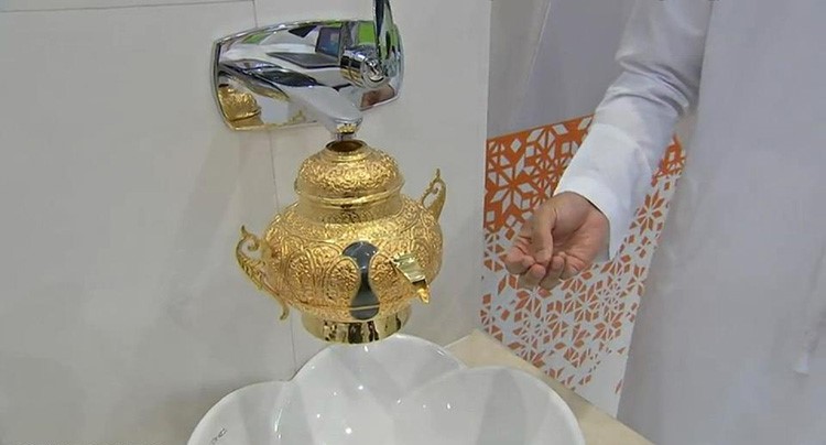 طالب يبتكر جهازاً يوفر المياه في المساجد