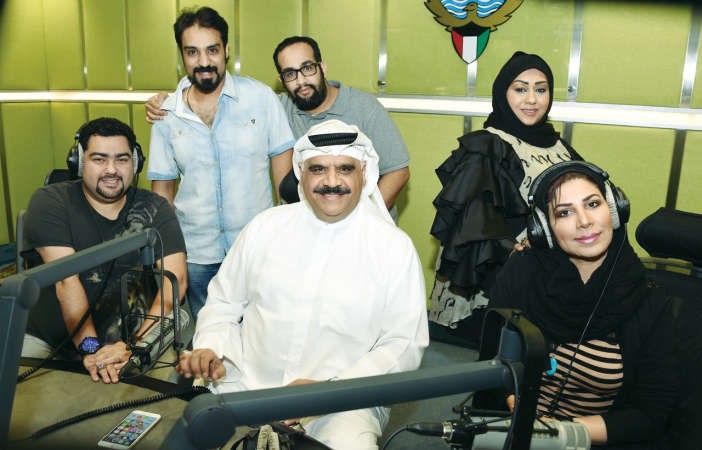 بوحسين مع فريق عمل برنامج لايف اف ام اسرار العسكر ويوسف كاظم وامينة المسري﻿