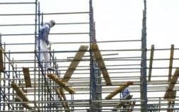 عمال يواصلون العمل وقت الظهيرة في احد المواقع الانشائية رغم قرار الحظر﻿