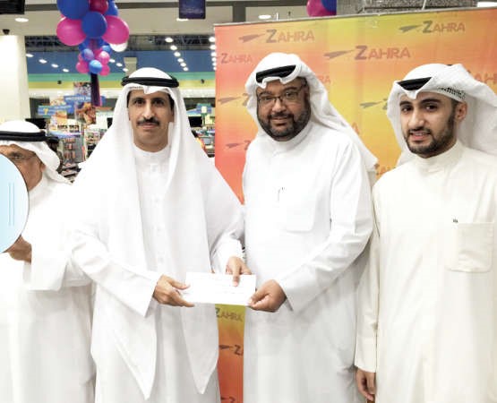 مسعد العتيبي يوزع الجوائز على الفائزين﻿