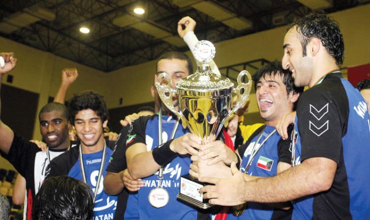 لاعبو شباب الكويت لكرة اليد يحملون كاس اسيا خلال فوزهم بالبطولة الاسيوية 11 لكرة اليد