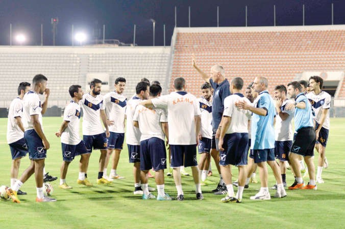 المدرب الروماني فلورين ماتروك في اجتماع مع اللاعبين قبل بدء التدريبات