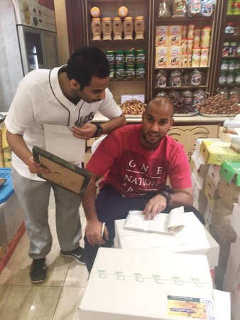 تسجيل مخالفة في احد محلات التمور 