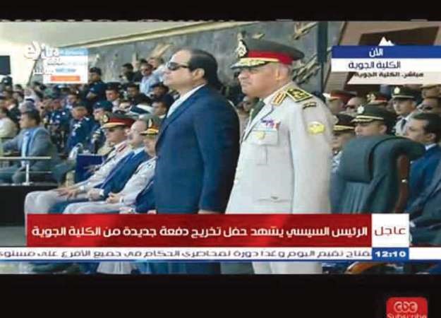 صورة تلفزيونية للرئيس المصري عبد الفتاح السيسي خلال حضوره حفل تخريج الدفعة 82طيرانوالى جواره وزير الدفاعصدقي صبحيالمصري اليوم