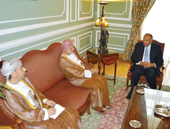 وزير الخارجية المصري سامح شكري خلال استقباله نظيره العماني يوسف بن علوي في القاهرة امس وكالة انباء عمان 
