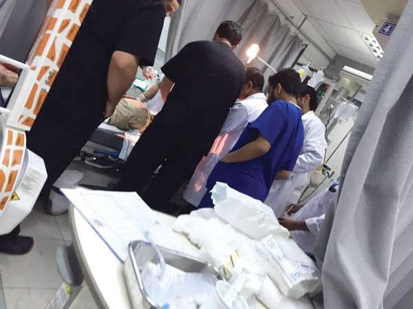 المجني عليه خلال تلقيه العلاج في مستشفى الجهراء