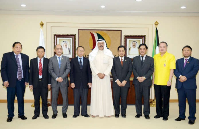  الفريق اول مالشيخ احمد النواف مستقبلا سفراء رابطة دول جنوب شرقي اسيا مجموعة اسيان 