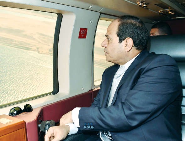 الرئيس المصري عبد الفتاح السيسي خلال متابعته الاعمال النهائية لقناة السويس الجديدة من الطائرة امس الاول	افپ﻿