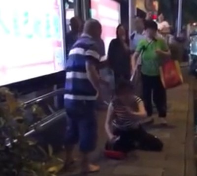 بالفيديو.. شاهد ماذا فعل رجل بزوجته في الشارع بعد ضبطها مع عشيقها