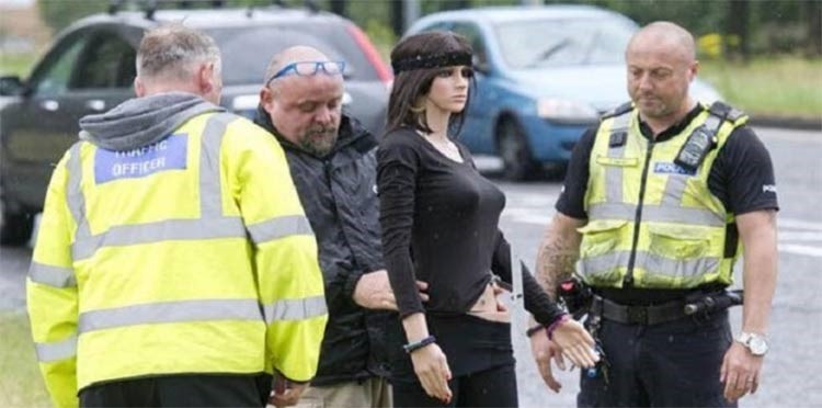 الشرطة البريطانية تعتقل "دمية" بتهمة إثارة الغرائز 