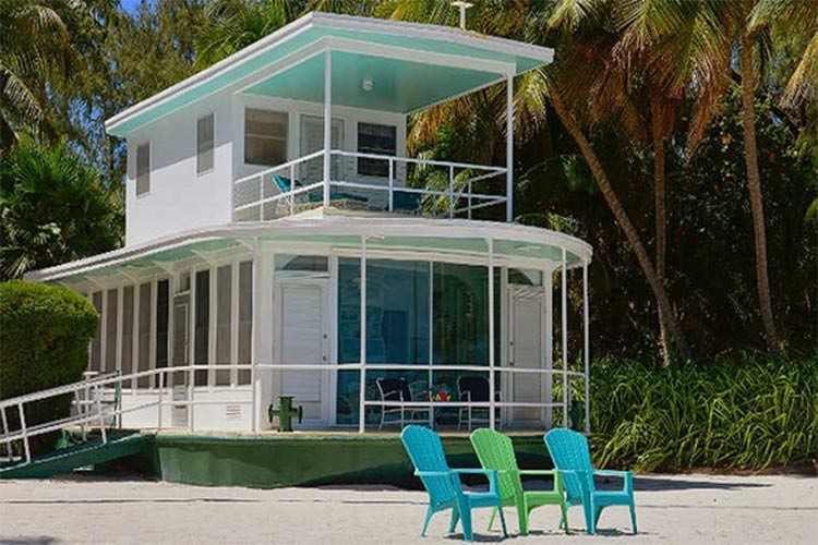 السعر 5950000– فلوريدا يمتد منزل الشاطئ على مساحة تبلغ خمسة هكتارات، ويبعد عن الشاطئ حوالي 300 قدم