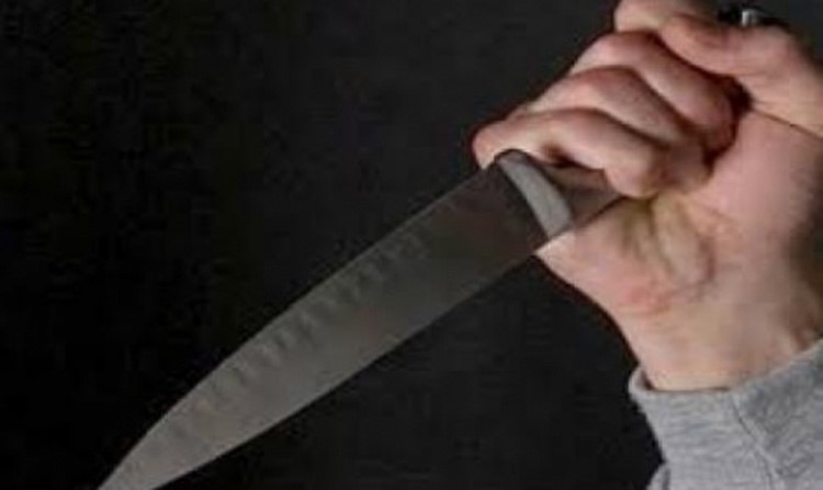 شاب يقتل والدته لإنهاء سخرية أصدقائة منه 