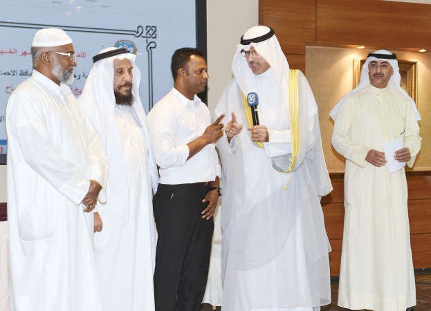 الشيخ فواز الخالد يلقن احد المهتدين الجدد الشهادتين﻿