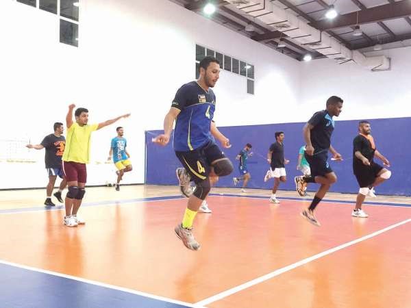 الفريق الاول للكرة الطائرة في نادي برقان يتدرب على الصالة الفرعية في نادي الساحل﻿