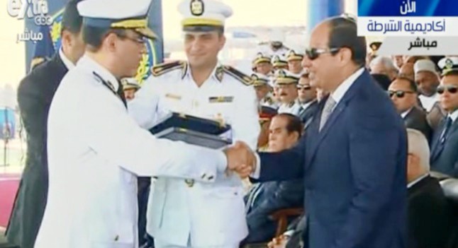 صورة تلفزيونية للرئيس المصري عبدالفتاح السيسيخلال تسلمه مفتاحقناة السويس الجديدة من رئيس اكاديمية الشرطة امس 