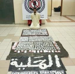 الوافد امام المضبوطات من الحبوب الجاهزة للبيع﻿