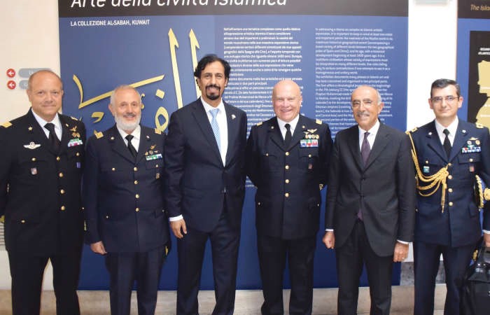 السفير الشيخ علي الخالد متوسطا بعض الشخصيات والحضور في المعرض﻿